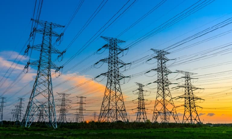 Líneas eléctricas con una colorida puesta de sol