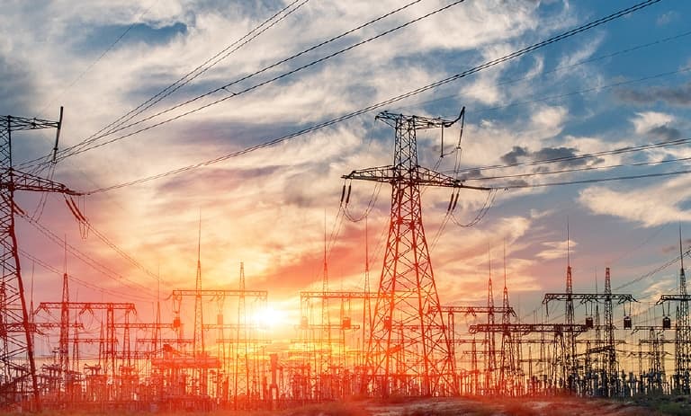 Líneas eléctricas al atardecer