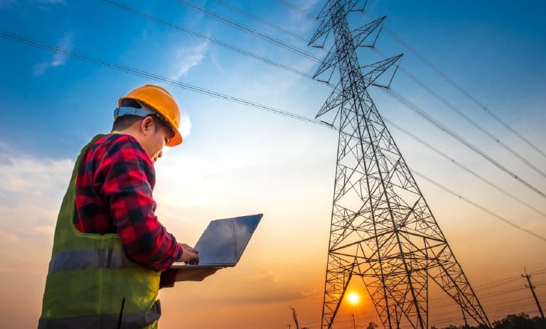 Trabajador de campo supervisando un activo de la red eléctrica