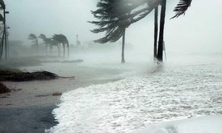 Huracán en un paisaje tropical