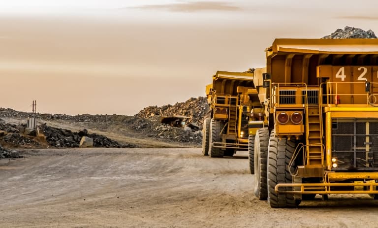 Camiones transportando recursos mineros