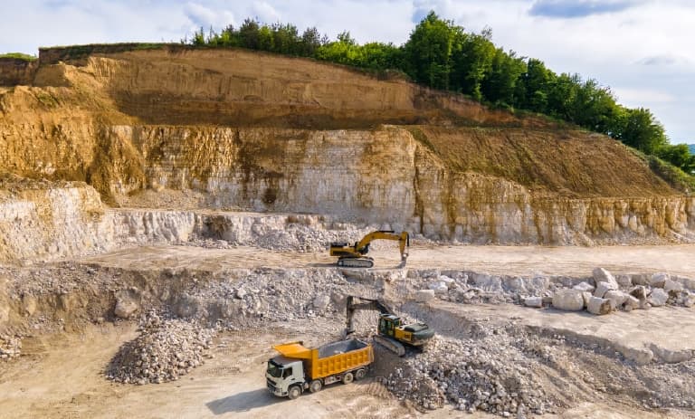 Camiones excavando recursos mineros