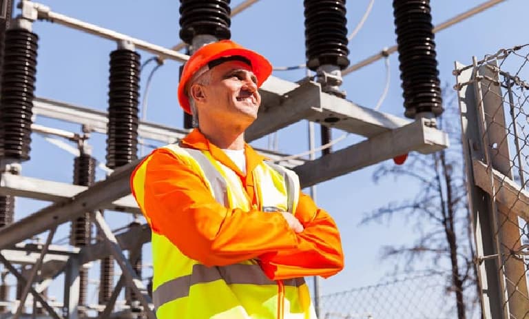 Trabajador de campo cerca de las boquillas