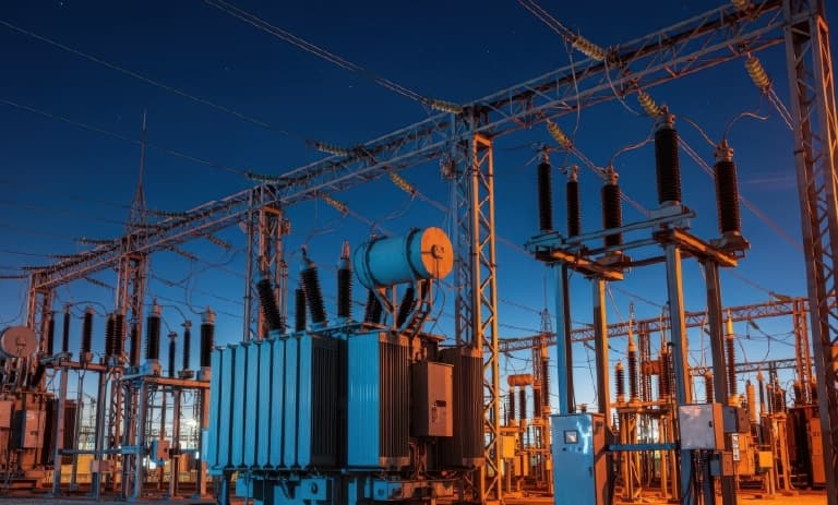Subestación al atardecer