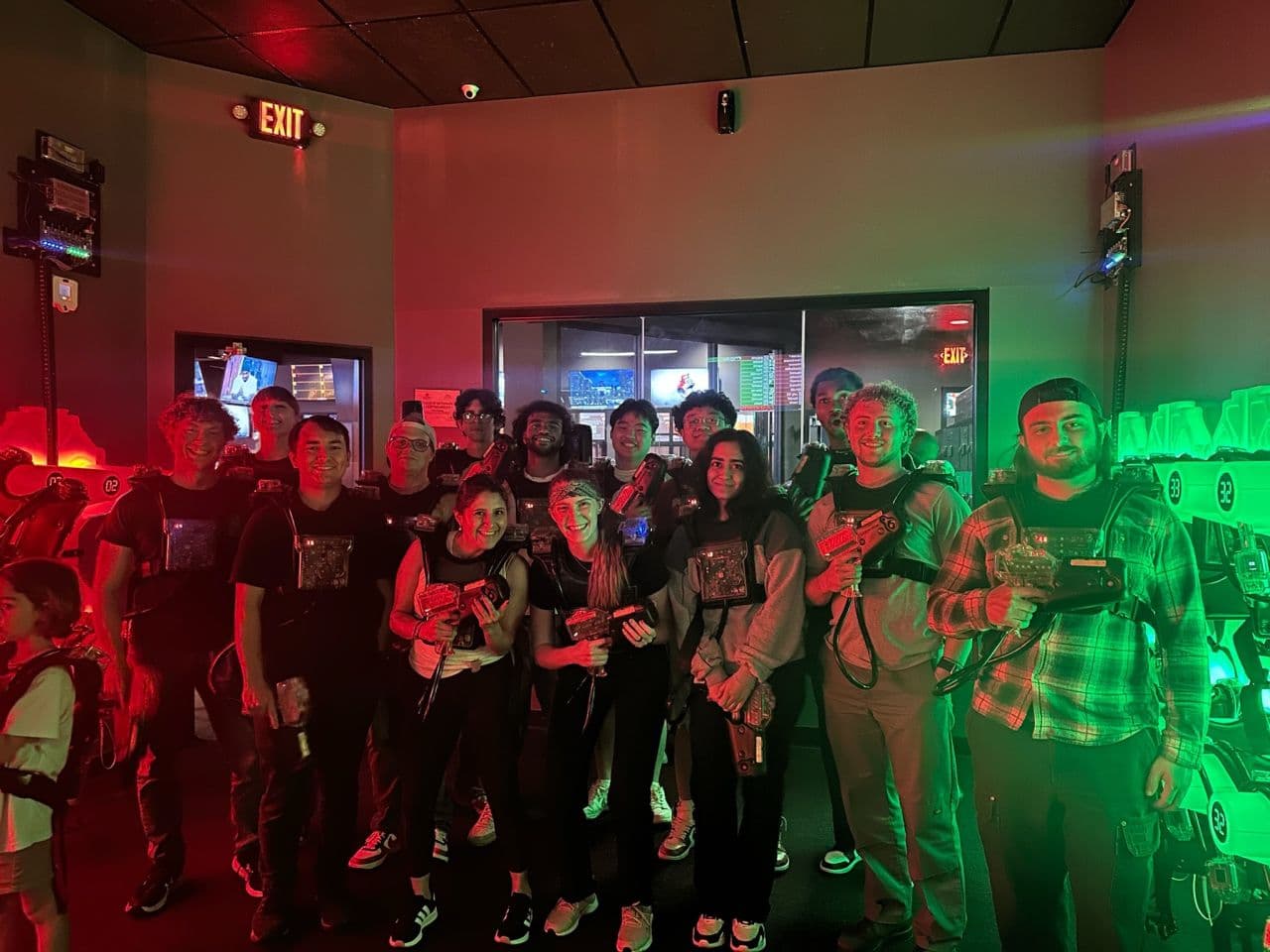 Grupo de participantes del programa Co-Op de Qualitrol jugando laser tag en actividad de integración